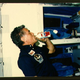 El especialista de misión Karl Heinze intentando rasur... bebiendo Pepsi en el espacio. Foto: NASA